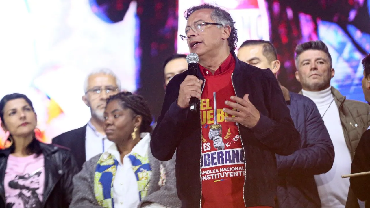 Gustavo Petro se dirigió en la Plaza de Bolívar de Bogotá a cientos de ciudadanos que acudieron a su llamado para apoyar una Asamblea Nacional Constituyente el 24 de octubre de 2025.